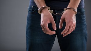Υποδυόταν τον ασφαλιστή και έκλεβε ηλικιωμένους!