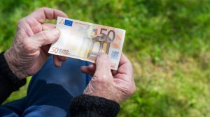 Ποιοι και πότε θα πάρουν την έκτακτη οικονομική ενίσχυση των 200 ευρώ;