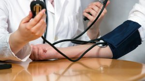 Υπέρταση: Τι πρέπει να προσέχουμε το καλοκαίρι