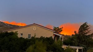 Στις φλόγες τα πρώτα σπίτια στην Πεντέλη - Ποιες περιοχές εκκενώνονται