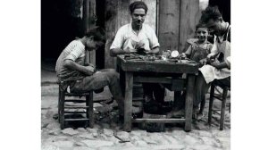 Στην Ελλάδα του μόχθου περασμένων ετών, οι άνθρωποι προσπαθούσαν να τα «ξαναβρούν»