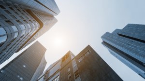 Εποπτεύων Χ.: Η κυριαρχία των πολυεθνικών στην ασφαλιστική αγορά, το bear market rally και το μπόνους στα κέρδη των τραπεζών
