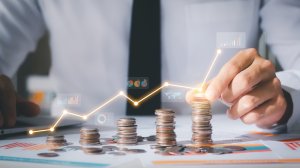 Εποπτεύων Χ.: Τα επιθετικά στοιχήματα για τα επιτόκια, η νέα "ψήφος" στις ελληνικές τράπεζες και η αλλαγή σελίδας της Ελλάκτωρ
