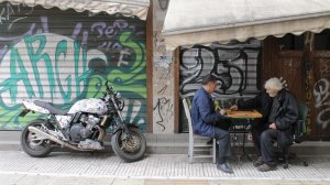 Αραρίσκοντας Ηλίας Προβόπουλος: Μια παρτίδα τάβλι σε γκρίζο τοπίο