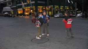 Εορταστικές εικόνες με μαραμένα παιδιά - Αραρίσκοντας Ηλίας Προβόπουλος
