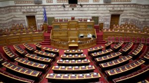 Κλίμα ακραίας πόλωσης στη Βουλή στη σκιά των νέων αποκαλύψεων για τις υποκλοπές 
