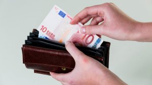 Κατατέθηκε η τροπολογία για τον κατώτατο μισθό στην Ολομέλεια της Βουλής