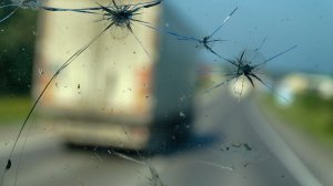 Θραύση κρυστάλλων από προπορευόμενο φορτηγό: Τι καλύπτουν τα ασφαλιστήρια;