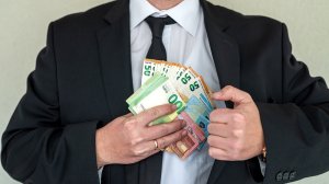 Μεσίτες και πράκτορες χρωστάνε εκατομμύρια ευρώ σε εταιρείες που έκλεισαν και νοσοκομεία κυνηγάνε πελάτες να πληρώσουν!