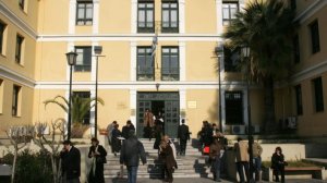 Συναγερμός στην Ευελπίδων: Εκκενώθηκαν τα δικαστήρια μετά από τηλεφώνημα για βόμβα