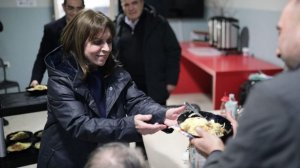 Η Κατερίνα Σακελλαροπούλου μοίρασε γεύματα σε αστέγους στο λιμάνι του Πειραιά