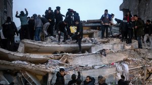Σεισμός Τουρκία: Απεγκλωβισμός κοριτσιού από τους Έλληνες διασώστες