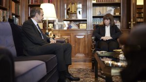 Συνάντηση Κ. Μητσοτάκη και Κ. Σακελλαροπούλου στο Προεδρικό Μέγαρο: «Οφείλουμε να κάνουμε άμεσες διορθωτικές κινήσεις»