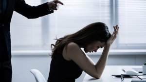 Περιστατικά βίας και παρενόχλησης στους χώρους δουλειάς από εργοδότες και διευθυντές!