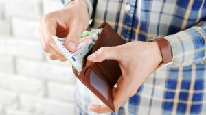 Αντίστροφη μέτρηση για τον κατώτατο μισθό - Αναμένεται να φτάσει τα 768 ευρώ!