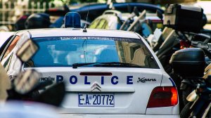 Έκρηξη σε δύο σταθμευμένα οχήματα στη Γλυφάδα!