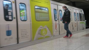 Πίσω από ένα λευκό μπαστούνι, του Ηλία Προβόπουλου