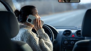 Allianz: Η διάσπαση των οδηγών από την τεχνολογία μπορεί να αυξήσει τα ατυχήματα κατά 50%!