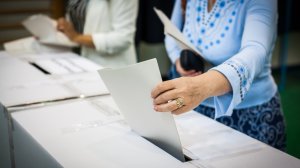 Εποπτεύων Χ: Τα πολιτικά...κόλλυβα, το επερχόμενο σκληρό ροκ και ο εκλογικός Μάϊος(;)