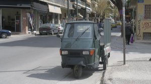Ένα τρίκυκλο δεμένο στο στύλο, του Ηλία Προβόπουλου