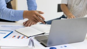 Εποπτεύων Χ: Η ώρα της S&P, το καταστροφικό μετεκλογικό σενάριο και ο "καπνός" των 3 δισ. δολ.
