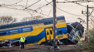 Ένας νεκρός, 30 τραυματίες από εκτροχιασμό τρένου στην Ολλανδία!