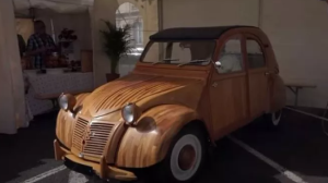 Μοναδικό στον κόσμο ξύλινο 2CV βγαίνει στο σφυρί - Αναμένεται να πιάσει ως και 200.000 ευρώ!