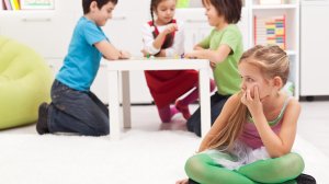 Ντροπαλά παιδιά: Μπορούμε να τα βοηθήσουμε να «ανοίξουν τα φτερά τους!»