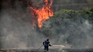 Τελευταία εξέλιξη: Εκκενώνεται το Κανδήλι στη Νέα Πέραμο - Παλεύουν με τις αναζωπυρώσεις οι δυνάμεις της Πυροσβεστικής!