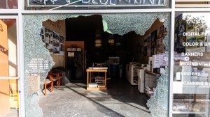 Λάουρα Σταυρίδου: Εάν γίνουν ζημιές σε μια επιχείρηση από μια οχλαγωγία, όπως συμβαίνει στη Γαλλία, θα καλυφθεί ο ιδιοκτήτης;