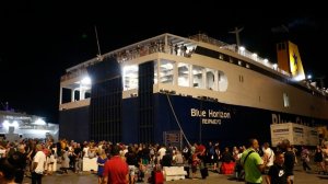 Διαμαρτυρία πολιτών έξω από το Blue Horizon - Διώξεις σε 4 μέλη του πληρώματος!