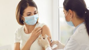 Εξακολουθούν να κινδυνεύουν με COVID-19 τα ανοσοκατεσταλμένα άτομα παρά τους πολλαπλούς εμβολιασμούς!