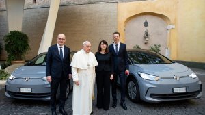Kosmocar: Η Volkswagen εξηλεκτρίζει το στόλο οχημάτων του Βατικανό!