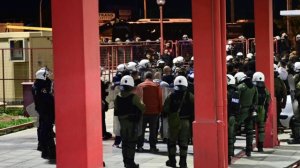 Εξαιρετικά κρίσιμη η κατάστασή του αστυνομικού που τραυματίστηκε από φωτοβολίδα στου Ρέντη!