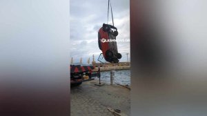 Χανιά: Η στιγμή που γερανός ανασύρει το αμάξι που «βούτηξε» στο Ενετικό Λιμάνι (φωτο)!