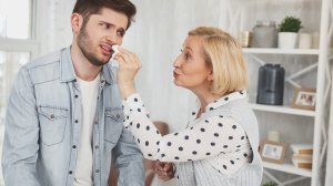 Πλαγίως: Οι μαμάδες και τα ωραία παλικάρια 