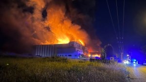 Λαμία: Κάηκε ολοσχερώς το εργοστάσιο που εμπλέκεται στην πρόσφατη μαζική δηλητηρίαση μαθητών!