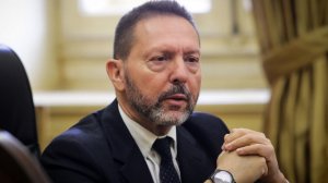 Tα «Τρασονόμικς» του ΣΥΡΙΖΑ, ο «συναγερμός» Στουρνάρα και η «ώρα» της Fitch