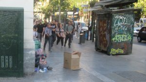 Ηλίας Προβόπουλος: Κρυφτό σε ένα χαρτοκούτι στην Ομόνοια 