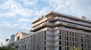 Έγκλημα και...τιμωρία, «φούσκα» η μείωση του ΦΠΑ, στην επενδυτική βαθμίδα η Alpha, το turnaround story της ΔΕΗ και οι βολές για την έκτακτη εισφορά