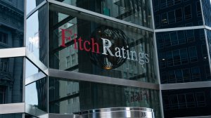 Τα μηνύματα της Fitch, ο πήχης του 33%, τα μονοπώλια και η Αριστερά και ο αείμνηστος Ι. Κωστόπουλος