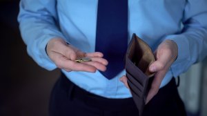 Για ποιο λόγο σχεδόν οι μισοί ασφαλιστικοί πράκτορες κερδίζουν λιγότερα από 15.000 € το χρόνο;