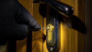 Καλύπτεται η κλοπή με αντικλείδι και αν ναι, με ποιες προϋποθέσεις;