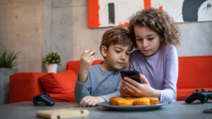 Η Interamerican μας εξηγεί πως το Digital marketing επηρεάζει τη διατροφή των παιδιών και της οικογένειας