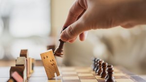 Γερμανικοί έπαινοι για το χρέος, το ράλι στα ακίνητα, η Intrakat αλλάζει… βιβλίο, τα ρεκόρ σε χρυσό και Nasdaq και το «μπλόκο» στη Motor Oil