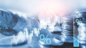 Ο πολιτικός κίνδυνος, Ελλάδα «ψηφίζει» η BofA, οι θετικές εκτιμήσεις της Κομισιόν, το ράλι του δολαρίου και η αναβάθμιση της Attica bank