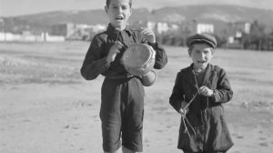 Καλήν εσπέραν άρχοντες - Ανοίξτε τις πόρτες στα παιδιά να σας πουν τα κάλαντα