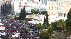 Κλειστά τα γραφεία των Εκδόσεων Σπύρου. Σε εξέλιξη η μεγάλη συγκέντρωση για τα Τέμπη