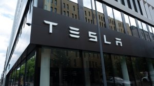 Η Tesla προσφέρει επιδότηση ασφάλισης $1.100 καθώς οι παγκόσμιες πωλήσεις μειώνονται