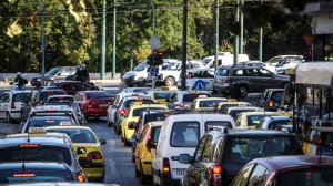Έρευνα: Οι μισοί οδηγούν με το κινητό στο χέρι, ένας στους πέντε υπό την επήρεια αλκοόλ